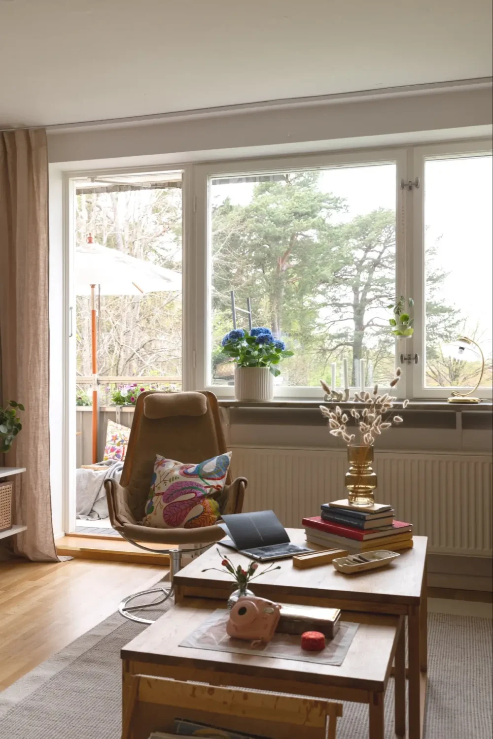 A Well-Preserved 1950s Apartment North of Stockholm 5 living room detail