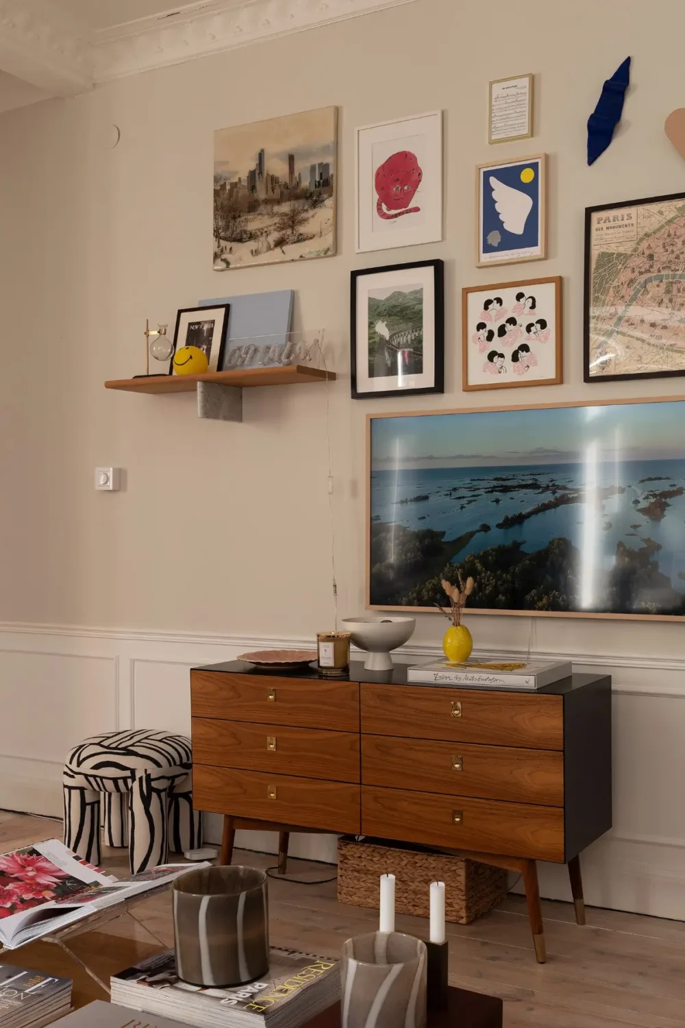 Neutral Tones and Period Character from the 1910s in a Stockholm Apartment 7 living room small gallery wall