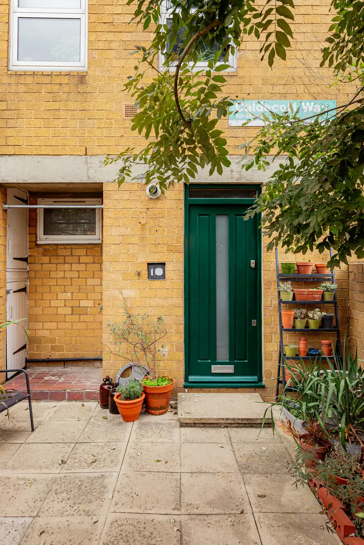 Color, Plants, and Art in a London Duplex Apartment 25 london duplex color plants art21 Color, Plants, and Art in a London Duplex Apartment