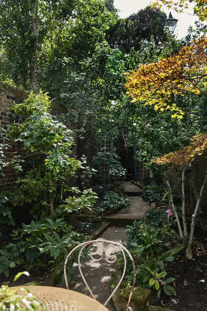 A deVOL Kitchen in a Beautiful Restored Georgian Townhouse in London 34 lush garden