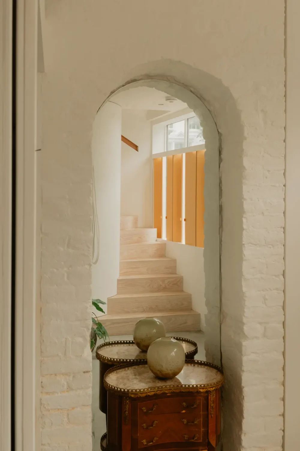 A Contemporary Two-Bedroom Townhouse with a Paneled Master Suite 3 modern-architect-designed-townhouse-notting-hill-london-nordroom31