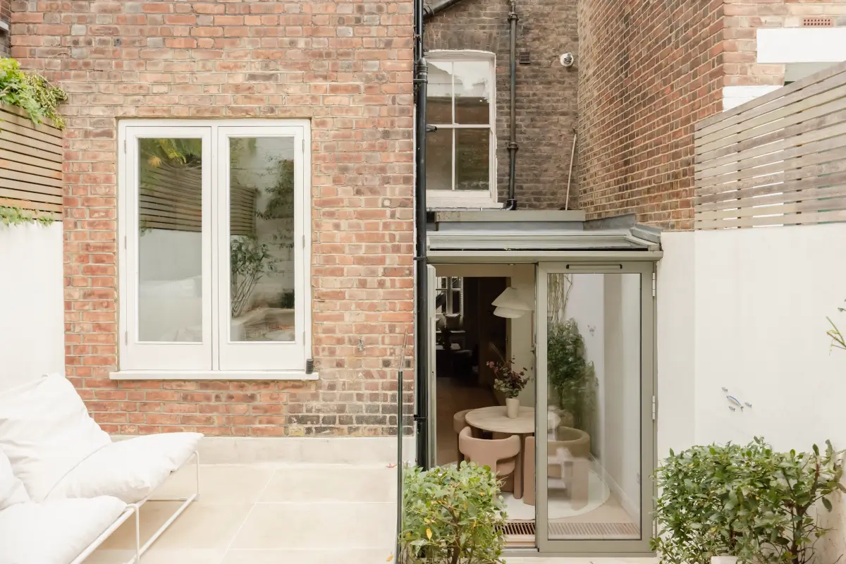 A Serene Duplex Apartment with a Glass Extension in London 17 modern garden exterior