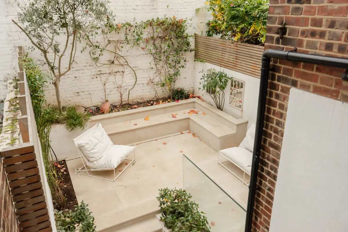 A Serene Duplex Apartment with a Glass Extension in London 16 c