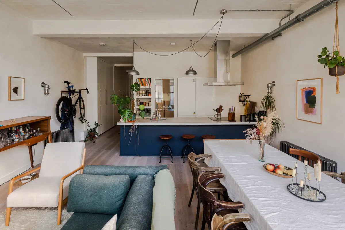 An Industrial London Apartment in a Former 1920s Shoe Factory 8 open plan living space blue breakfast bar
