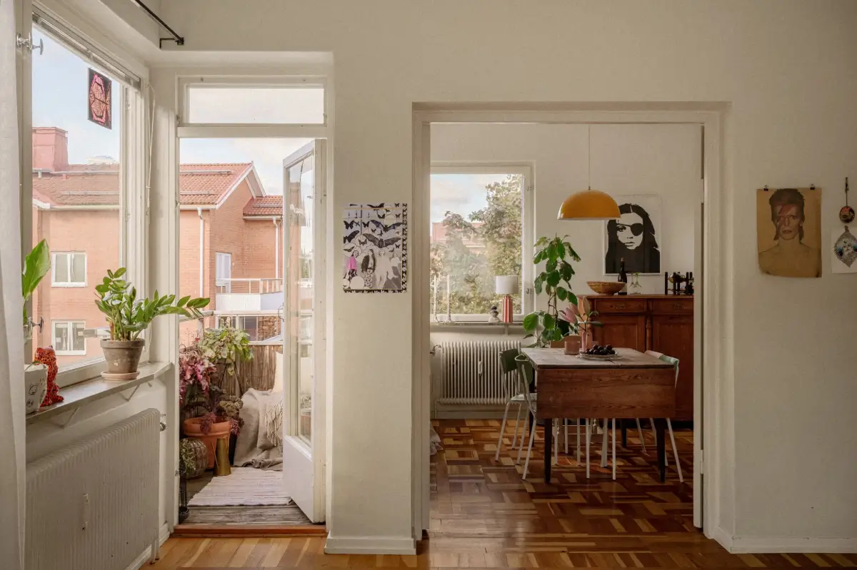 Green Tones and Period Elements in a 1940s Apartment 3 open plan midcentury apartment large windows