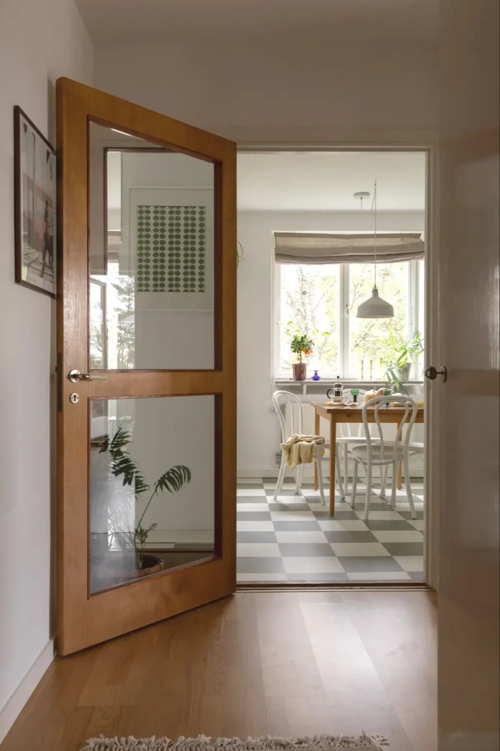 A Well-Preserved 1950s Apartment North of Stockholm 10 original glass door