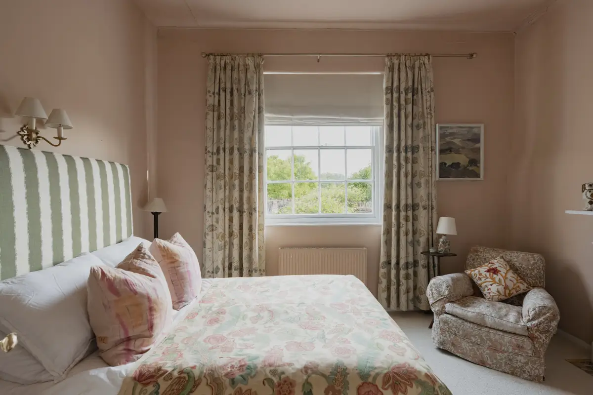 A Charming English Cottage with a Sage-Green Kitchen 11 c