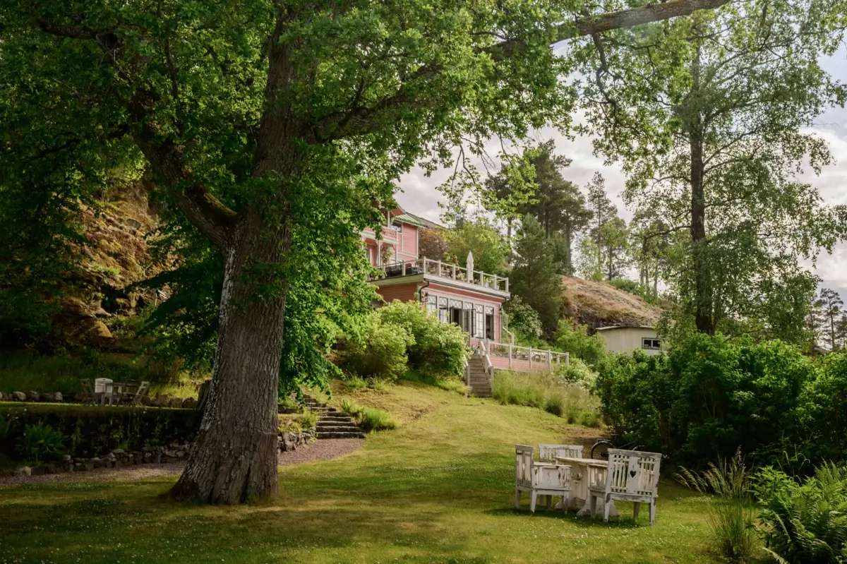 A Beautiful Pink Villa Overlooking the Stockholm Archipelago 53 pink-swedish-villa-nordroom1