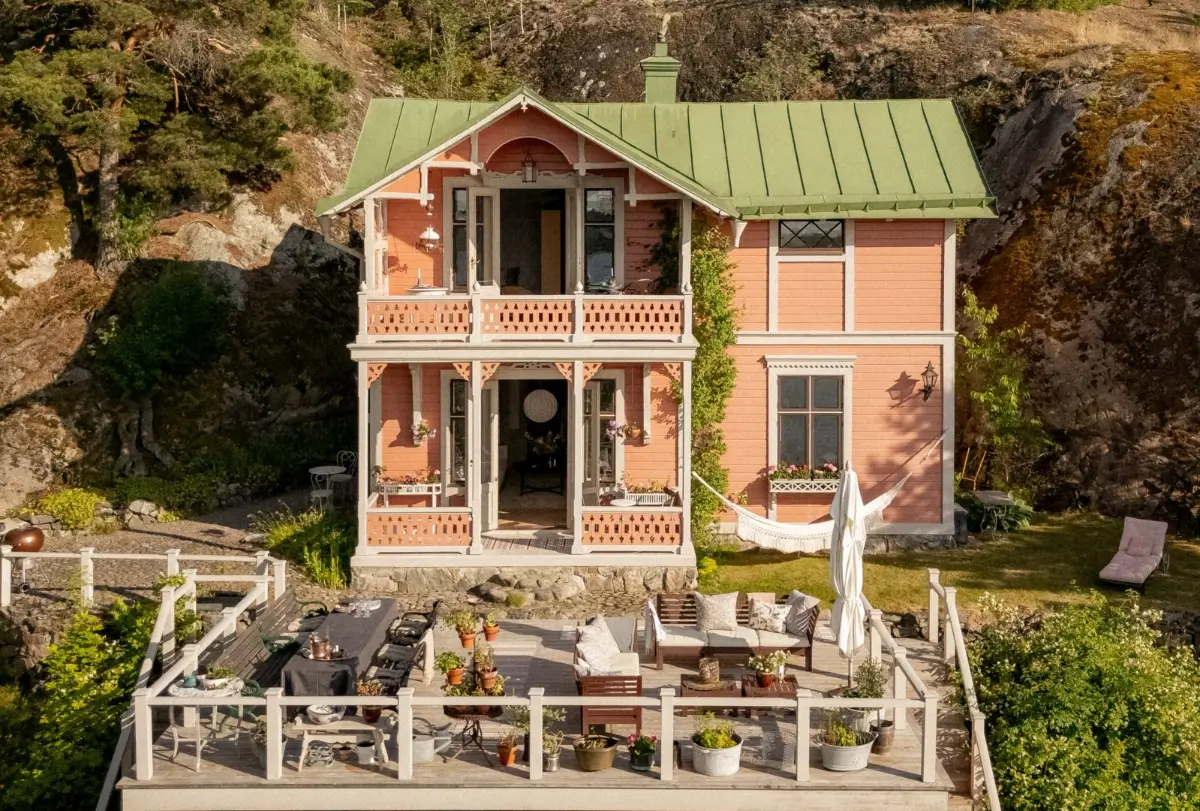 A Beautiful Pink Villa Overlooking the Stockholm Archipelago 2 pink-swedish-villa-nordroom64