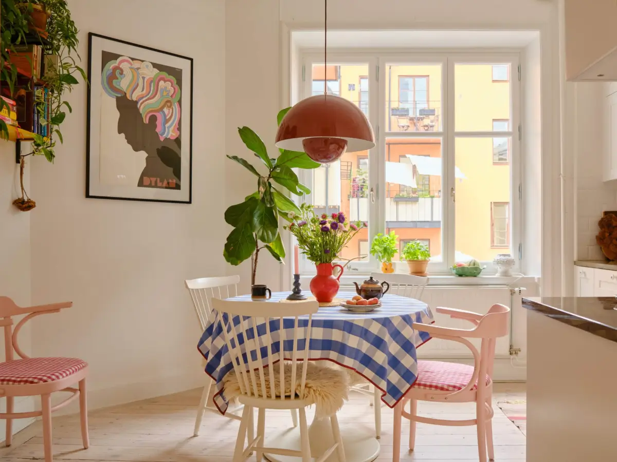 Green and Apricot Rooms in a Charming Stockholm Apartment 14 round kitchen table pink and white chairs