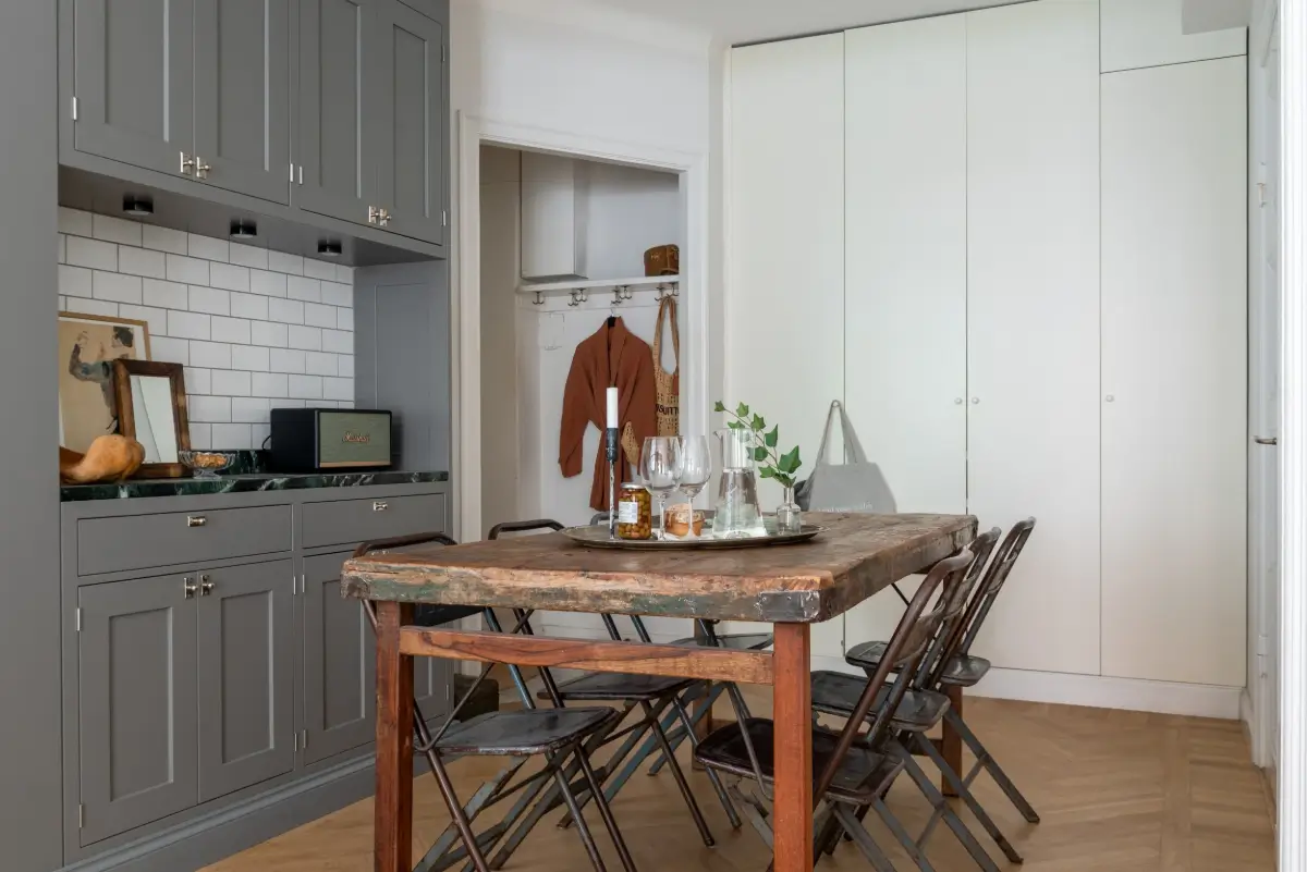 A Gray Kitchen with a Green Marble Countertop in a Small Apartment 16 rustic wooden dining table