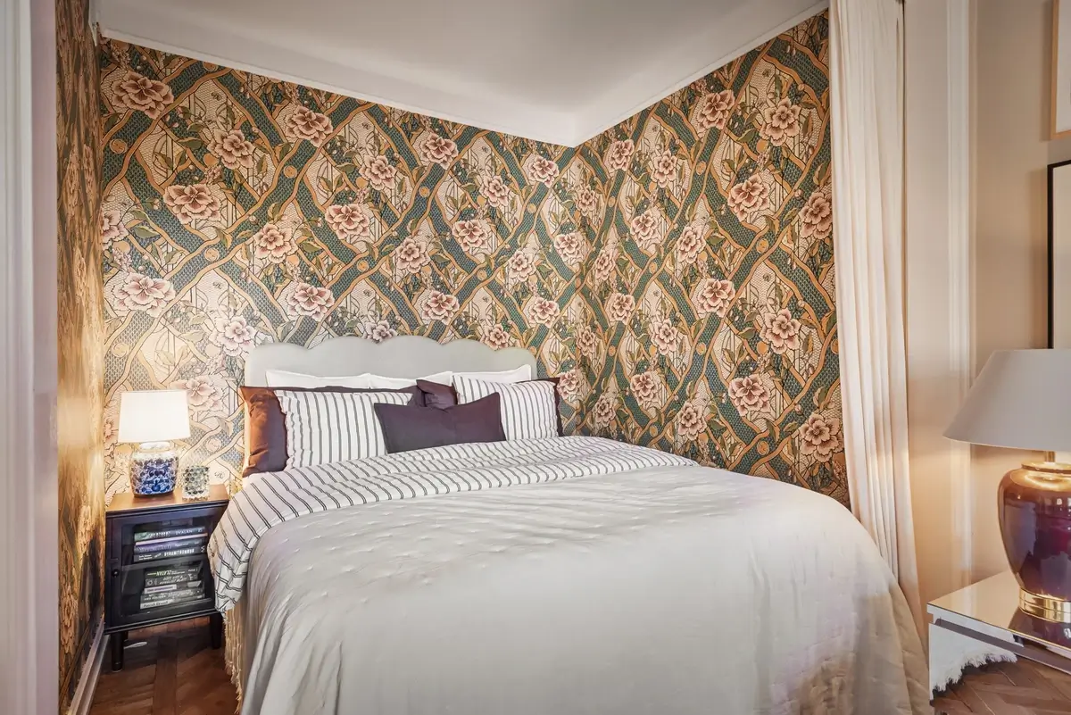 A Colorful Studio Apartment with Gucci Wallpaper 8 c