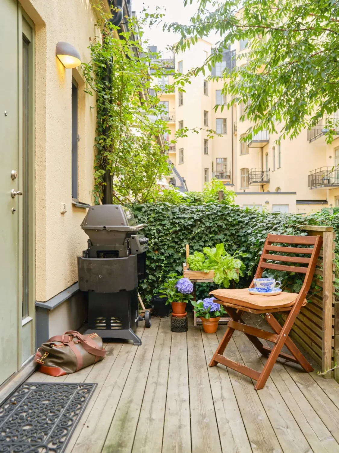 Former Stables Transformed into a Modern, Light House with Plaster Walls 24 terrace