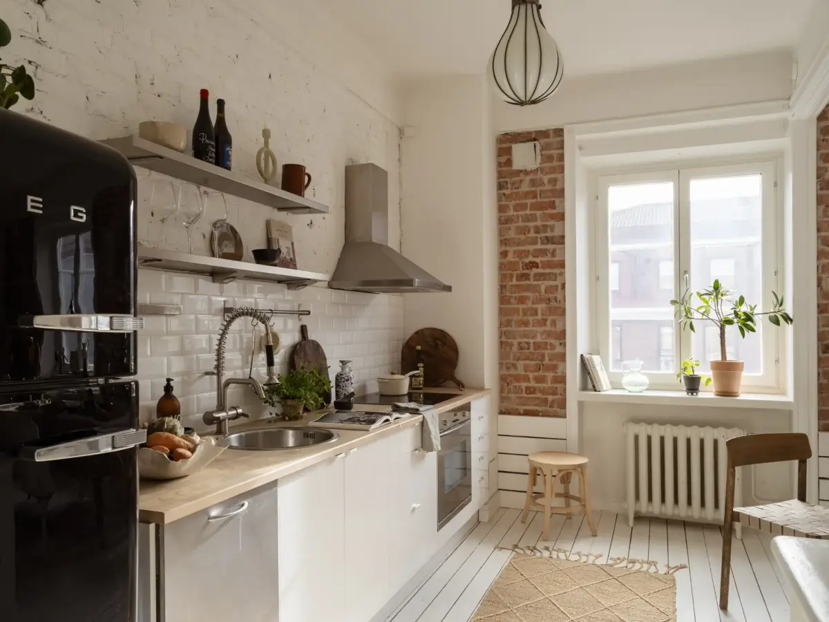 A Fresh 1920s Apartment with White Floorboards and Exposed Brick 9 c
