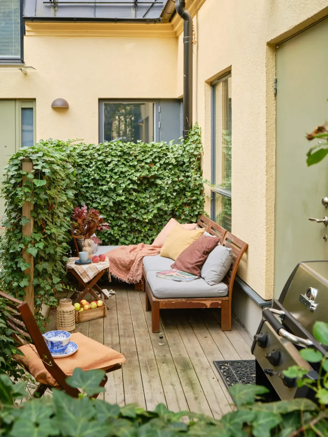 Former Stables Transformed into a Modern, Light House with Plaster Walls 21 wooden terrace