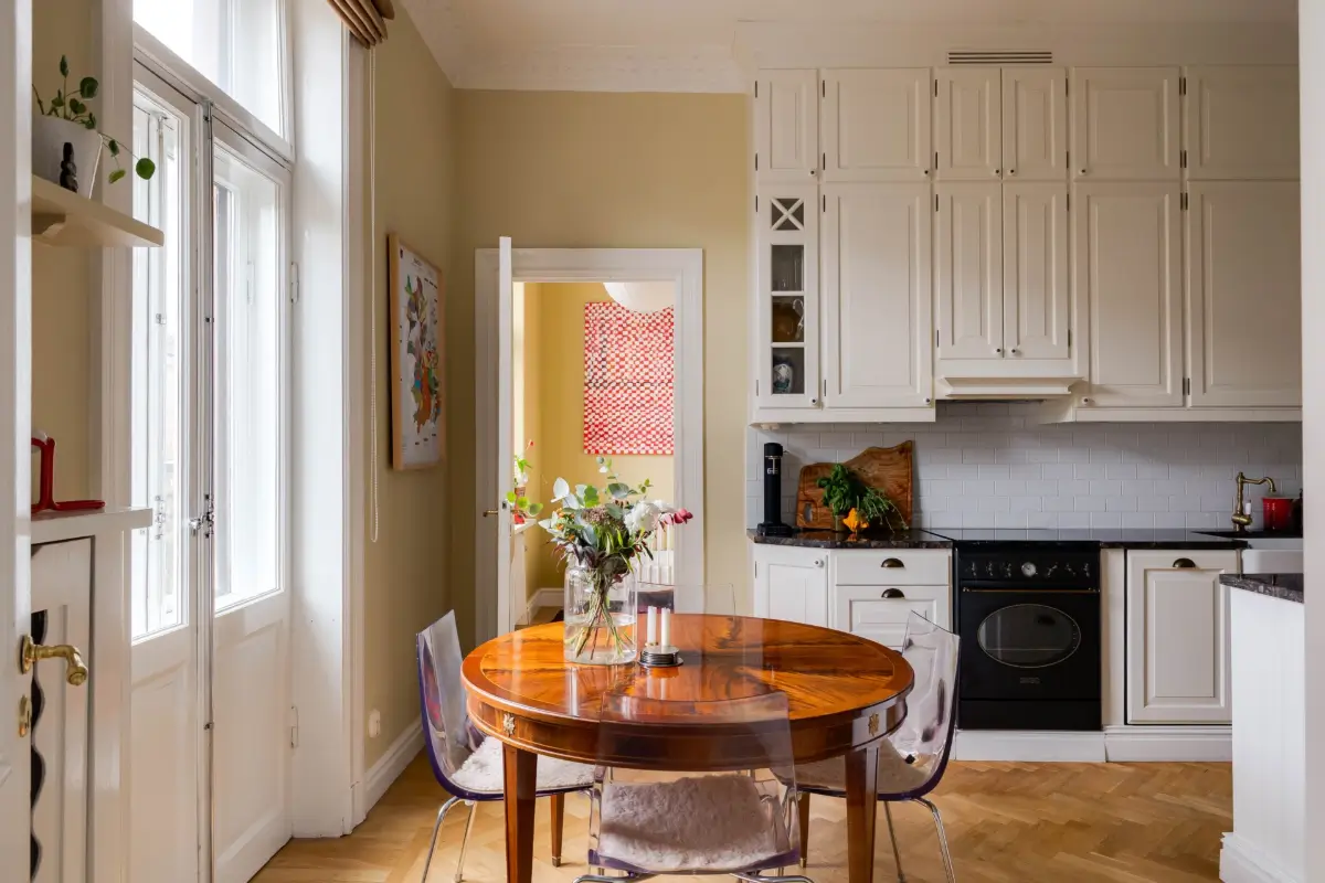 Classic Elements and Modern Comforts in an Elegant Apartment 3 antique round dining table