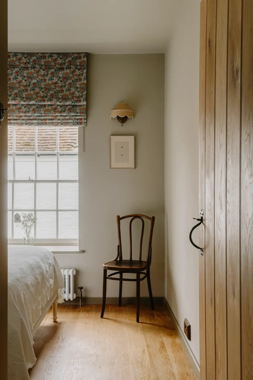 Natural Materials and Green Tones in a Pretty Coastal Home 10 bedroom floral curtain