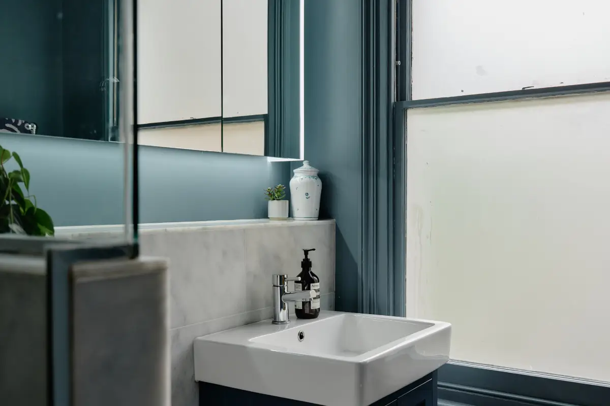 Navy-Blue Accents in a Stylish London Duplex Apartment 17 blue-tones-london-apartment-nordroom11