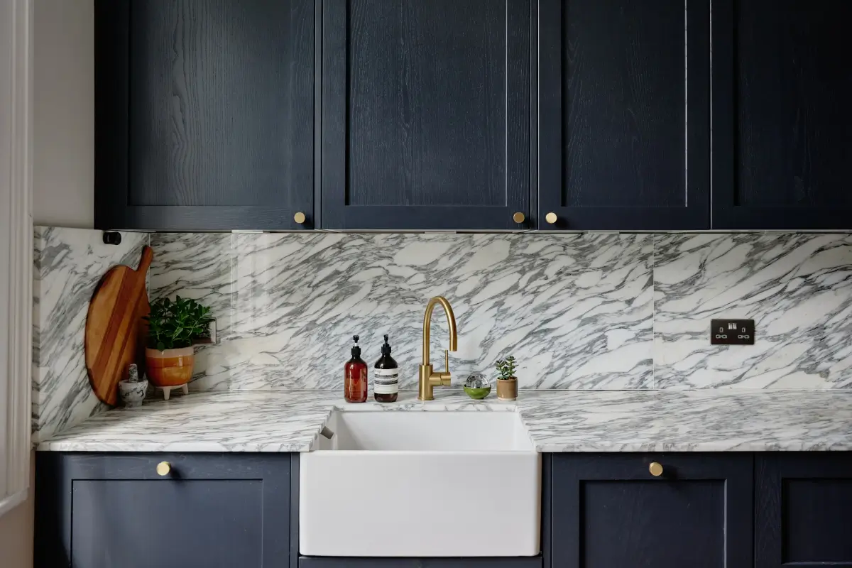 Navy-Blue Accents in a Stylish London Duplex Apartment 4 blue-tones-london-apartment-nordroom24