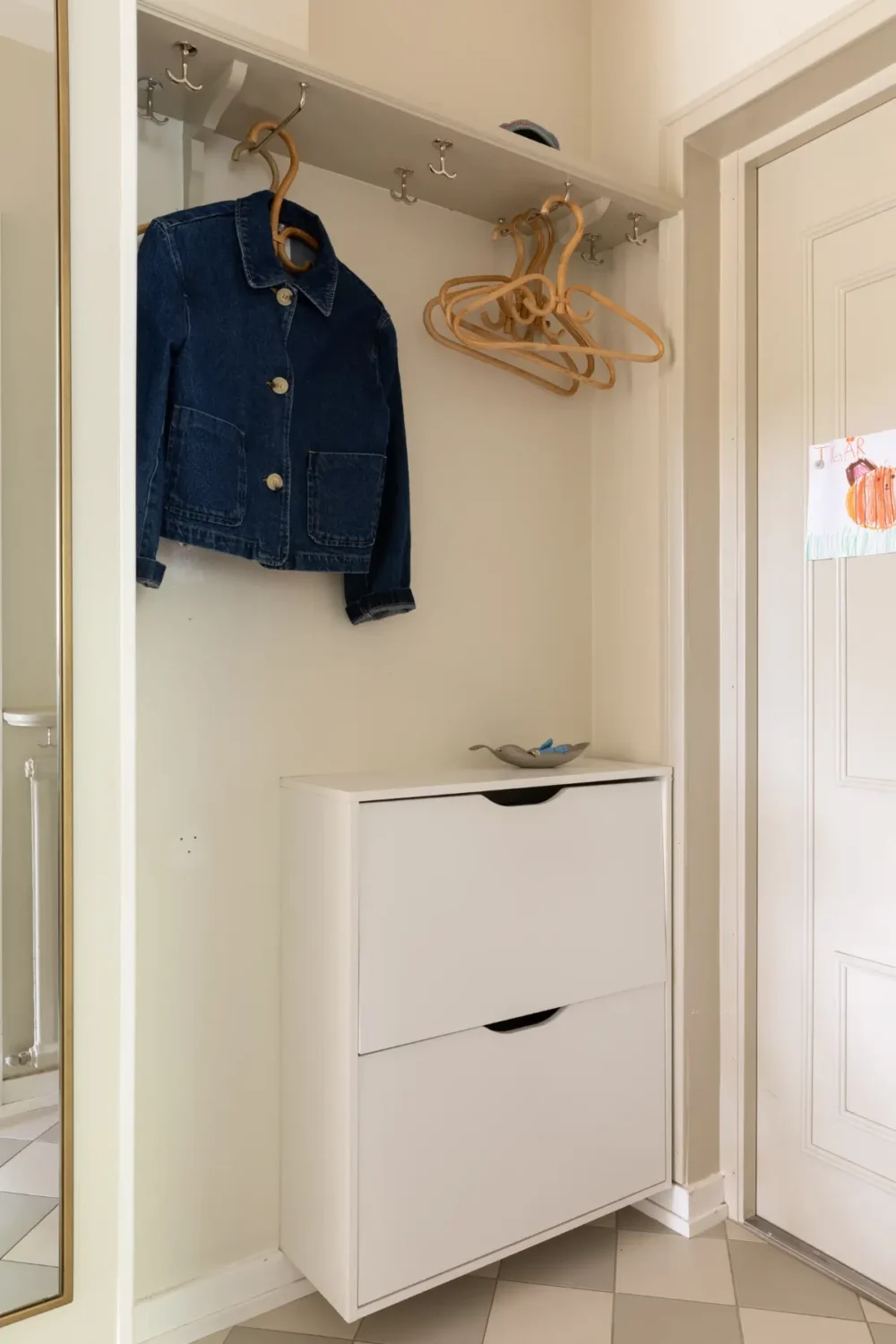 Light Colors and Large Corner Windows in a Stockholm Apartment 37 bright-light-colored-1930s-apartment-stockholm-nordroom