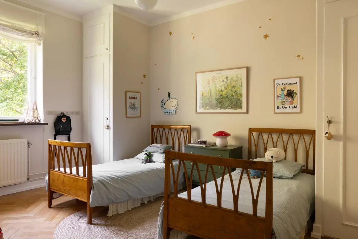 Light Colors and Large Corner Windows in a Stockholm Apartment 30 bright-light-colored-1930s-apartment-stockholm-nordroom