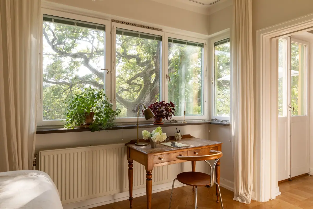 Light Colors and Large Corner Windows in a Stockholm Apartment 22 bright-light-colored-1930s-apartment-stockholm-nordroom