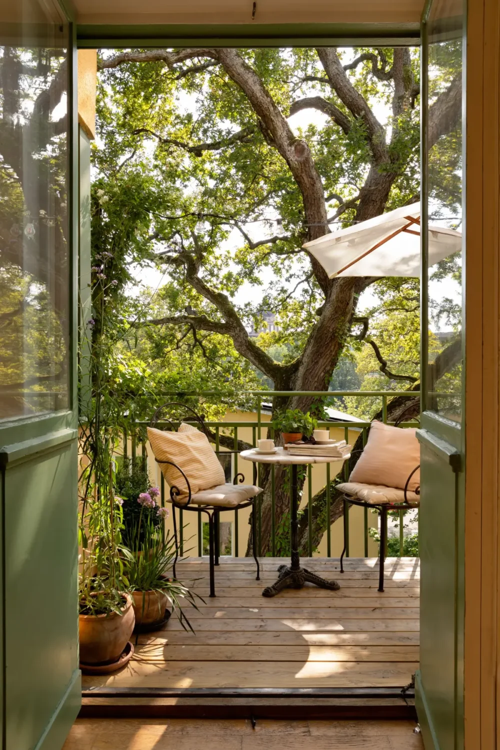 Light Colors and Large Corner Windows in a Stockholm Apartment 11 bright-light-colored-1930s-apartment-stockholm-nordroom