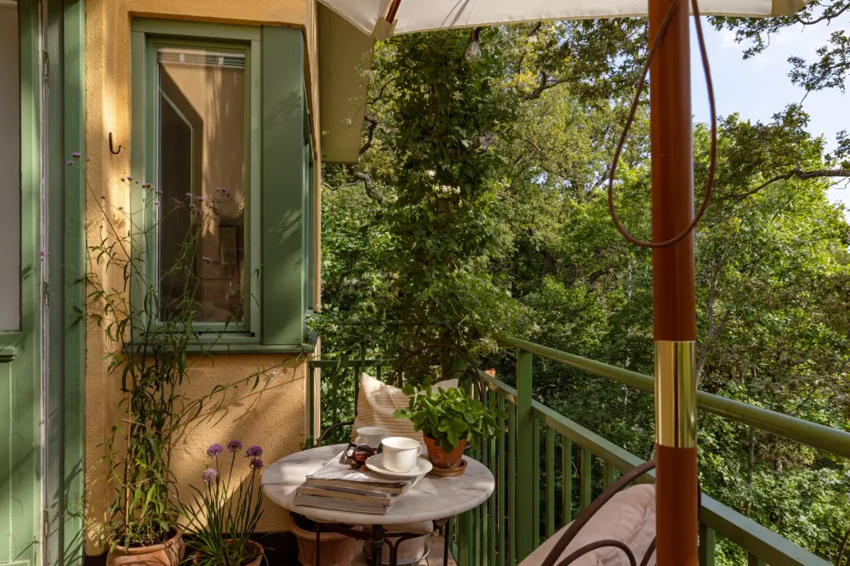Light Colors and Large Corner Windows in a Stockholm Apartment 12 bright-light-colored-1930s-apartment-stockholm-nordroom