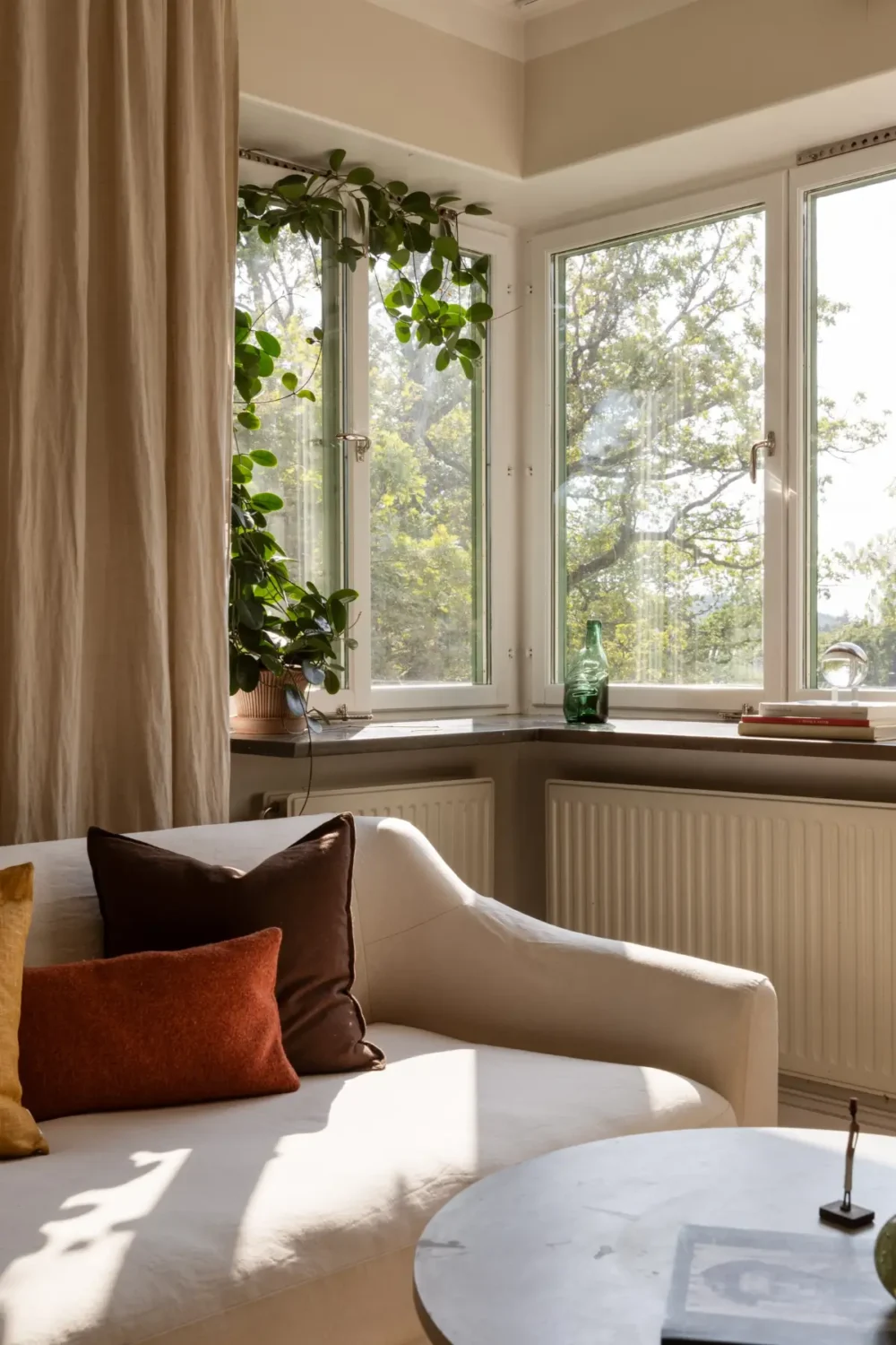Light Colors and Large Corner Windows in a Stockholm Apartment 5 bright-light-colored-1930s-apartment-stockholm-nordroom