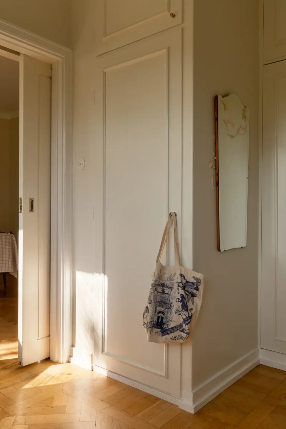 Light Colors and Large Corner Windows in a Stockholm Apartment 21 bright light colored 1930s apartment stockholm nordroom3 Light Colors and Large Corner Windows in a Stockholm Apartment