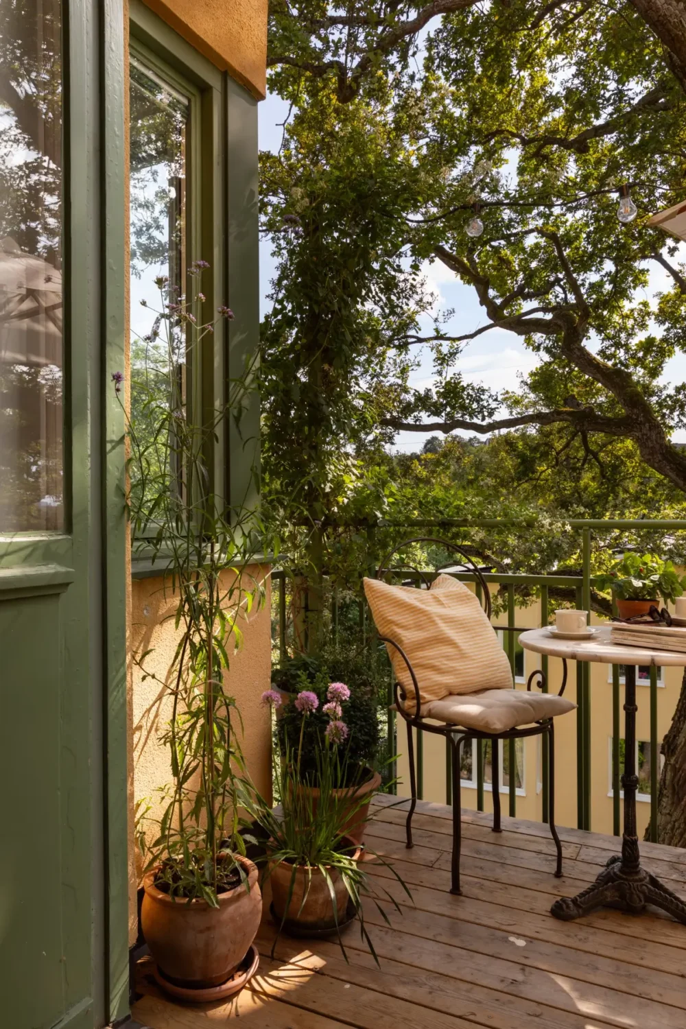 Light Colors and Large Corner Windows in a Stockholm Apartment 16 bright-light-colored-1930s-apartment-stockholm-nordroom