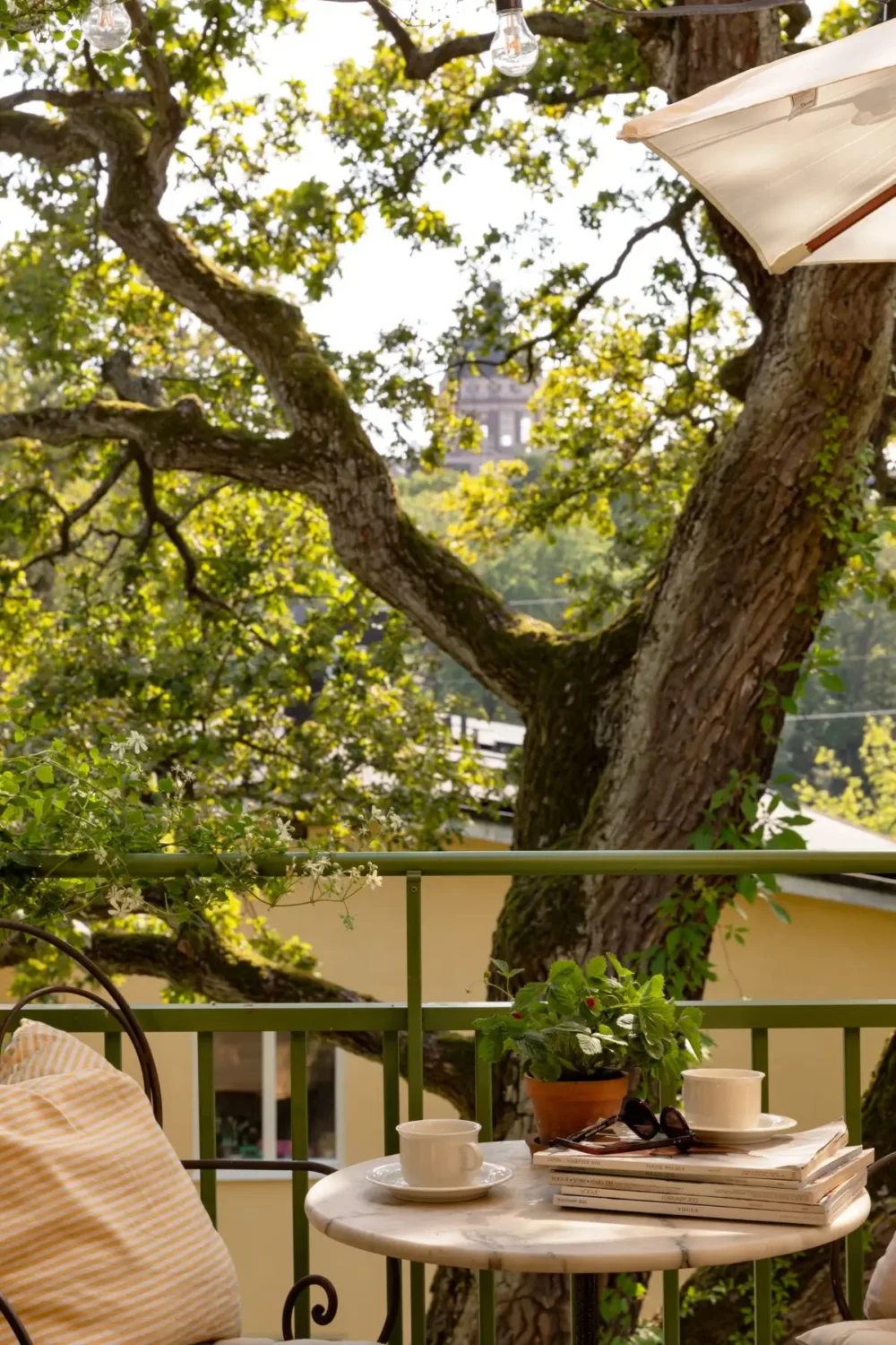 Light Colors and Large Corner Windows in a Stockholm Apartment 14 bright-light-colored-1930s-apartment-stockholm-nordroom