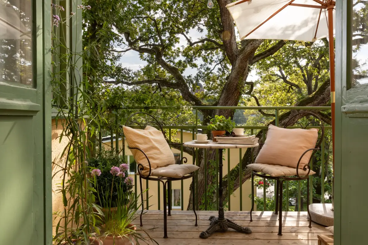 Light Colors and Large Corner Windows in a Stockholm Apartment 15 bright-light-colored-1930s-apartment-stockholm-nordroom