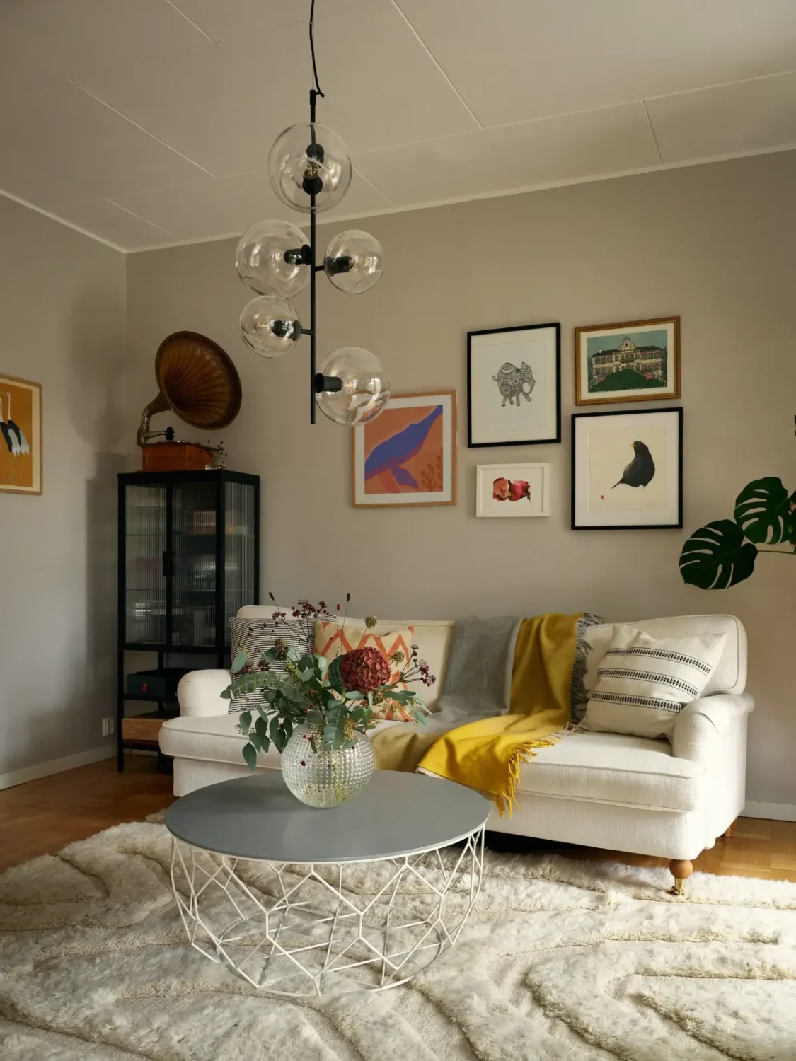 Preserved 1940s Elements and a Renovated Bathroom in a Stockholm Apartment 4 charming-1940s-apartment-period-details-renovated-bathroom-nordroom10