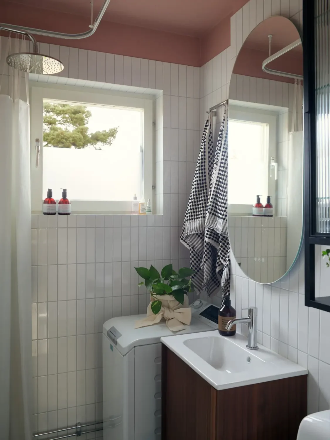 Preserved 1940s Elements and a Renovated Bathroom in a Stockholm Apartment 21 charming-1940s-apartment-period-details-renovated-bathroom-nordroom2