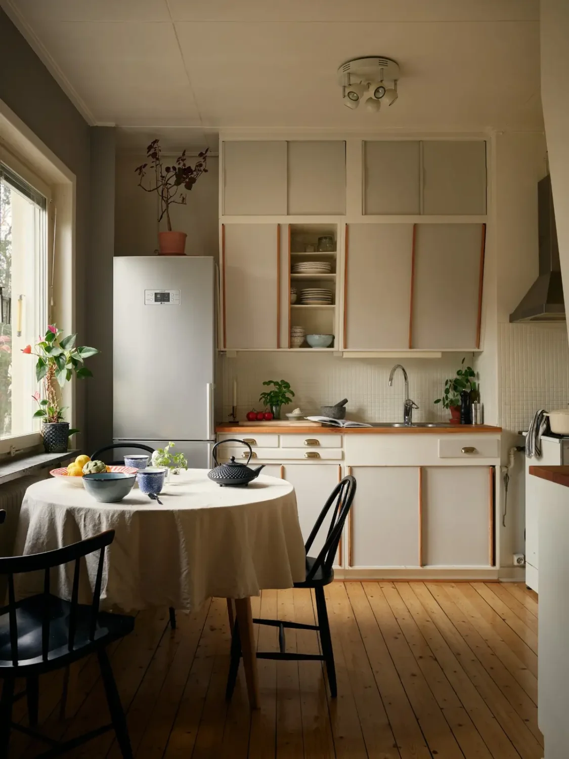 Preserved 1940s Elements and a Renovated Bathroom in a Stockholm Apartment 10 charming-1940s-apartment-period-details-renovated-bathroom-nordroom22