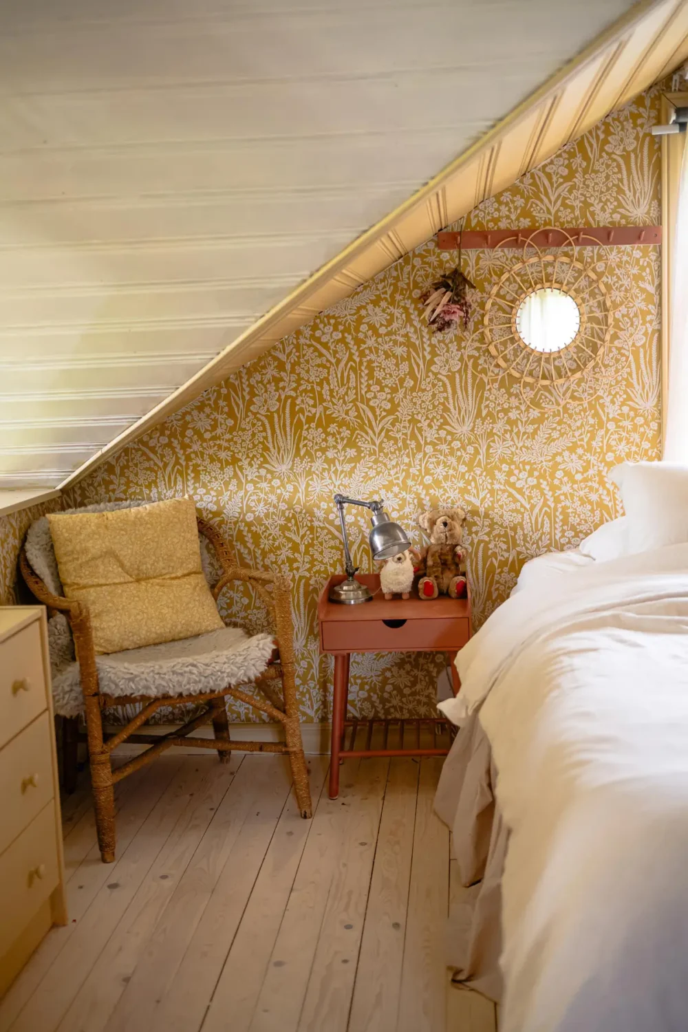 A Charming Swedish Cottage Decorated with Bold Colors and a Lush Garden 17 charming-country-holiday-cottage-sweden-nordroom25