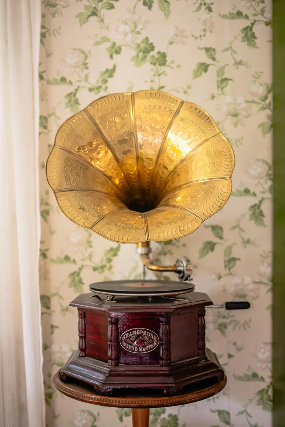 A Charming Swedish Cottage Decorated with Bold Colors and a Lush Garden 7 charming-country-holiday-cottage-sweden-nordroom35