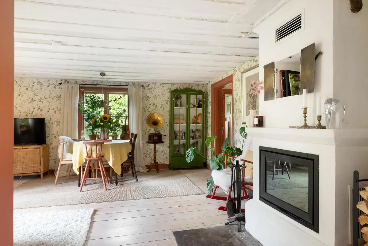 A Charming Swedish Cottage Decorated with Bold Colors and a Lush Garden 5 charming-country-holiday-cottage-sweden-nordroom40