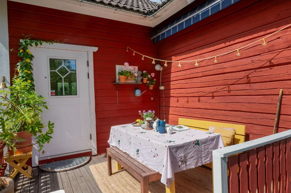 A Charming Swedish Cottage Decorated with Bold Colors and a Lush Garden 21 charming-country-holiday-cottage-sweden-nordroom42