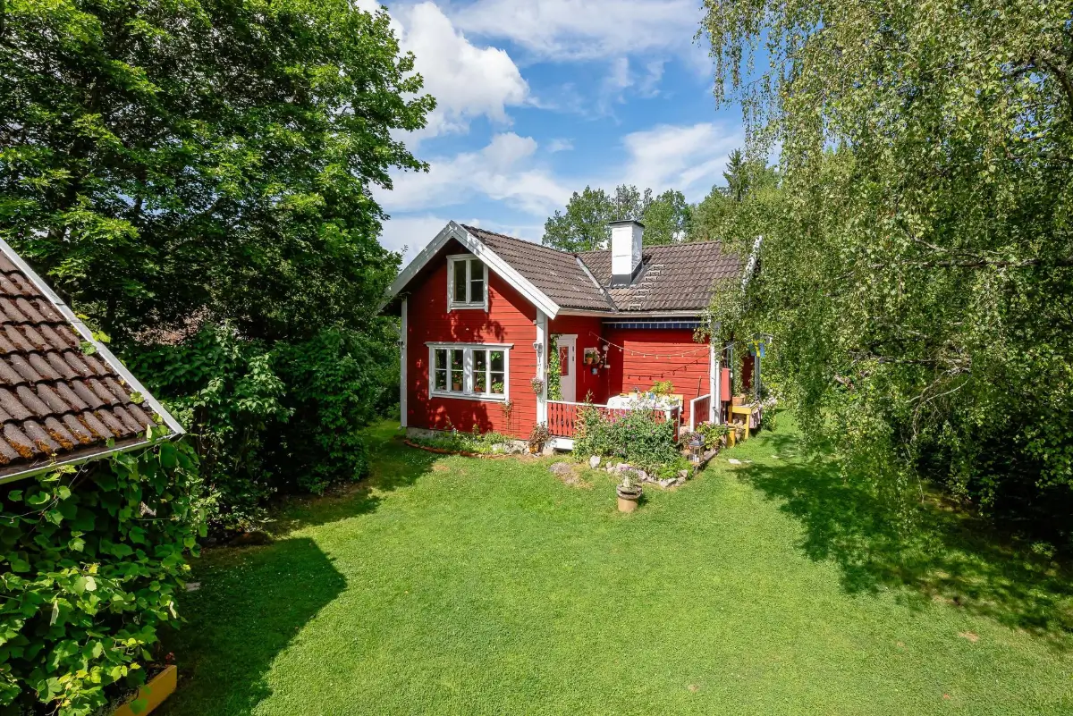 A Charming Swedish Cottage Decorated with Bold Colors and a Lush Garden 25 charming-country-holiday-cottage-sweden-nordroom44