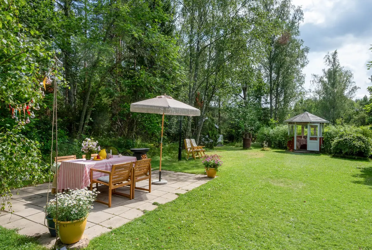 A Charming Swedish Cottage Decorated with Bold Colors and a Lush Garden 27 charming-country-holiday-cottage-sweden-nordroom6