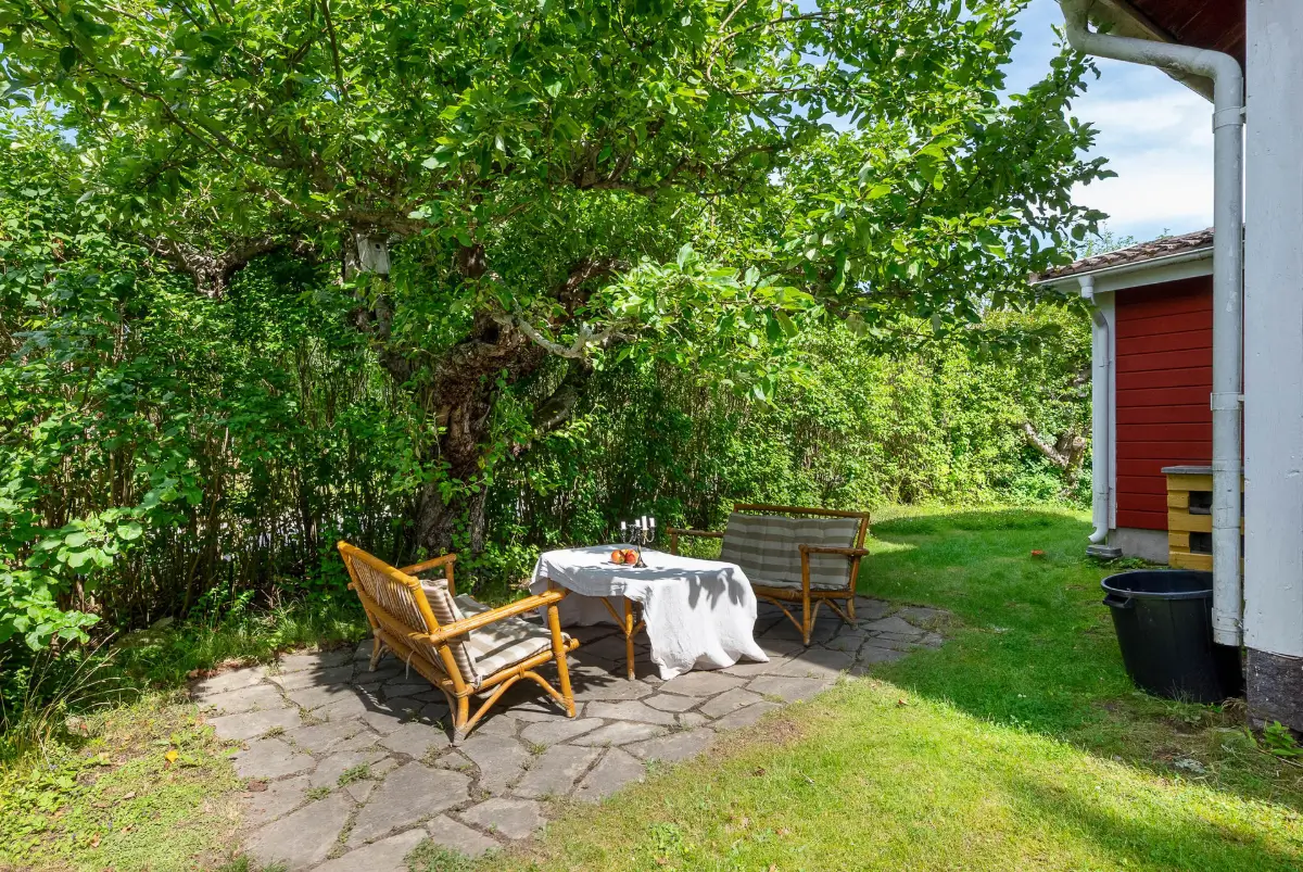 A Charming Swedish Cottage Decorated with Bold Colors and a Lush Garden 26 charming-country-holiday-cottage-sweden-nordroom8