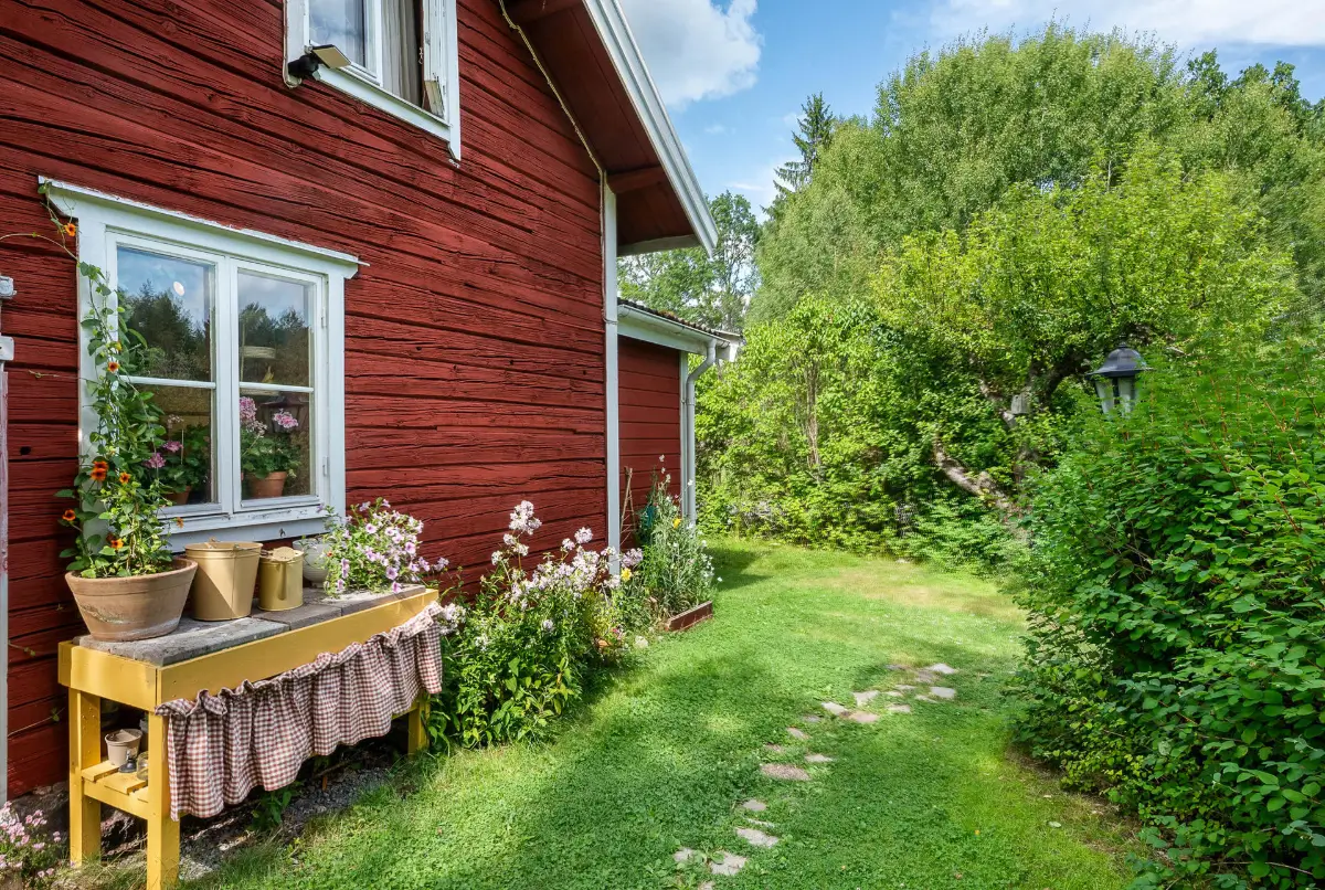 A Charming Swedish Cottage Decorated with Bold Colors and a Lush Garden 28 charming-country-holiday-cottage-sweden-nordroom9