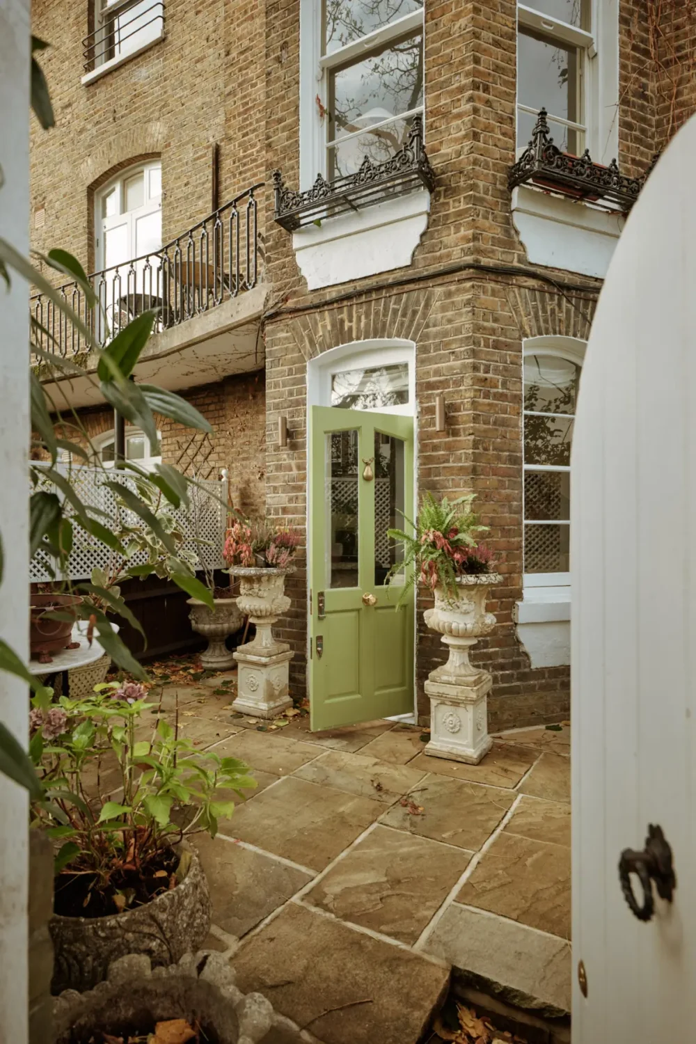 Color, Pattern, and Period Features in a Georgian Villa Apartment 16 color-texture-period-features-georgian-villa-london-nordroom20