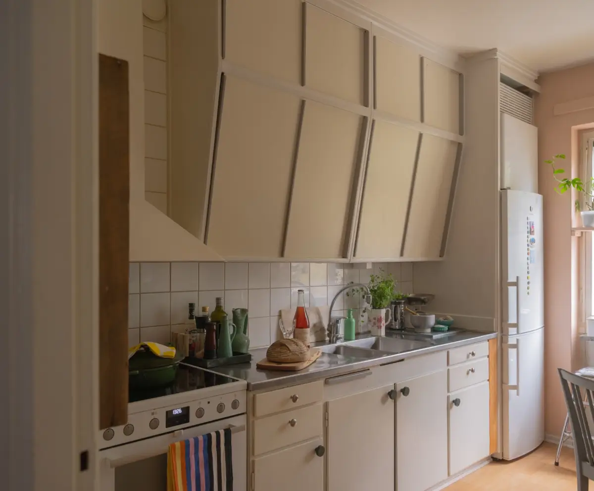 A Colorful 1950s Apartment with the Original Kitchen 10 colorful-1950s-apartment-stockholm-nordroom14