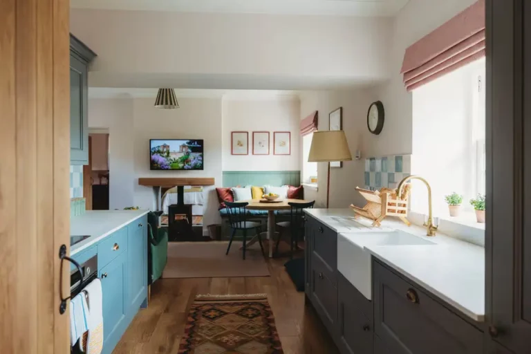 colorful-airbnb-cottage-near-edinburgh-nordroom22