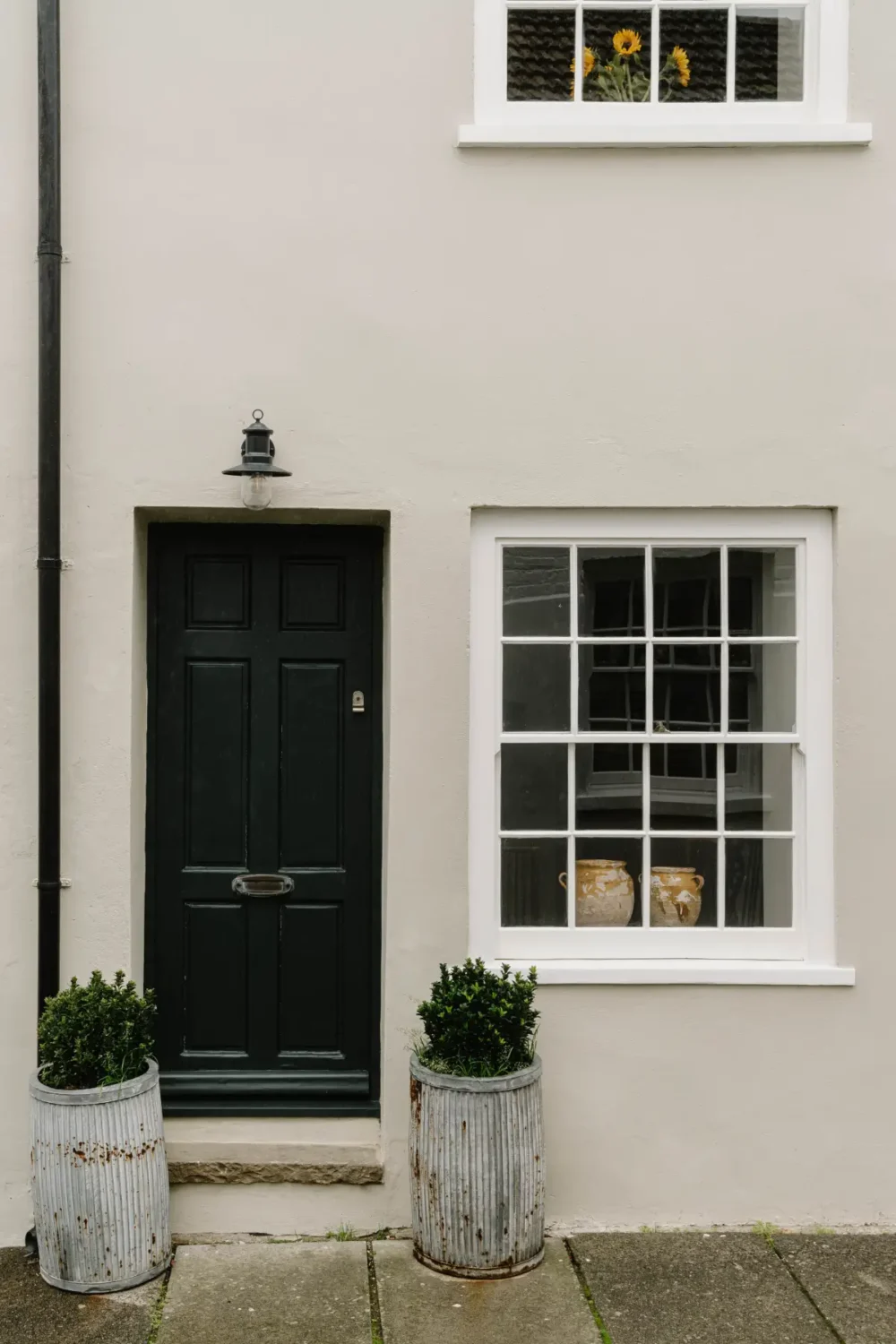 Natural Materials and Green Tones in a Pretty Coastal Home 22 c