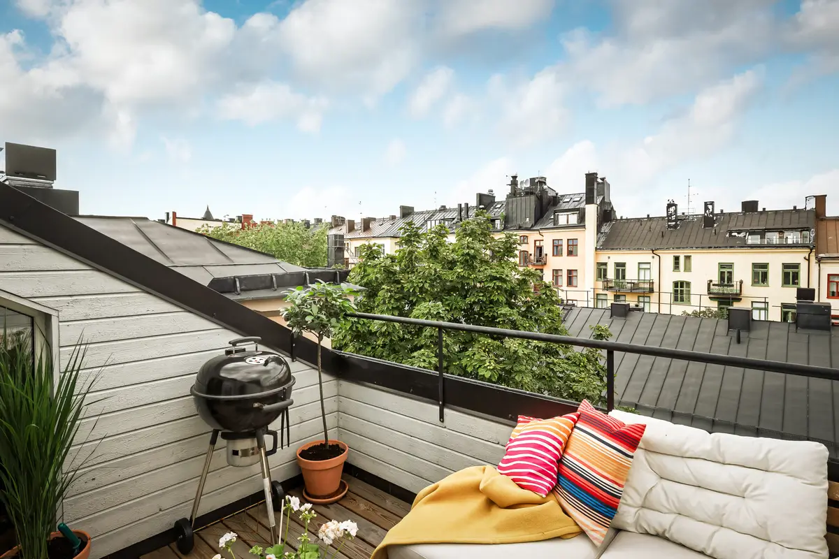 A Bright Duplex Apartment with Exposed Beams and a Roof Terrace 17 duplex-family-apartment-stockholm-nordroom28