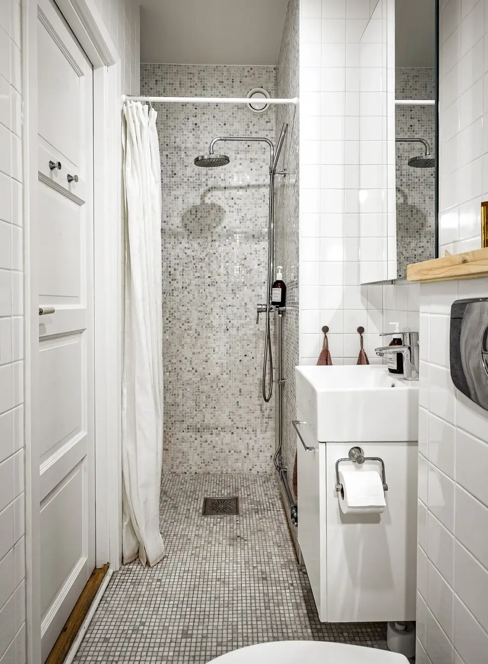 A Bright Duplex Apartment with Exposed Beams and a Roof Terrace 20 duplex-family-apartment-stockholm-nordroom7